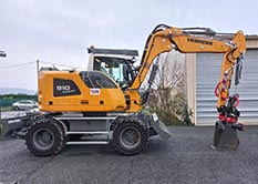 Acquisition du service voirie de la CAB : pelle mécanique Liebherr A910 Compact